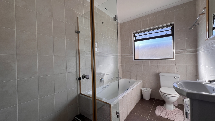 4 Bedroom Property for Sale in Flamingo Vlei Western Cape